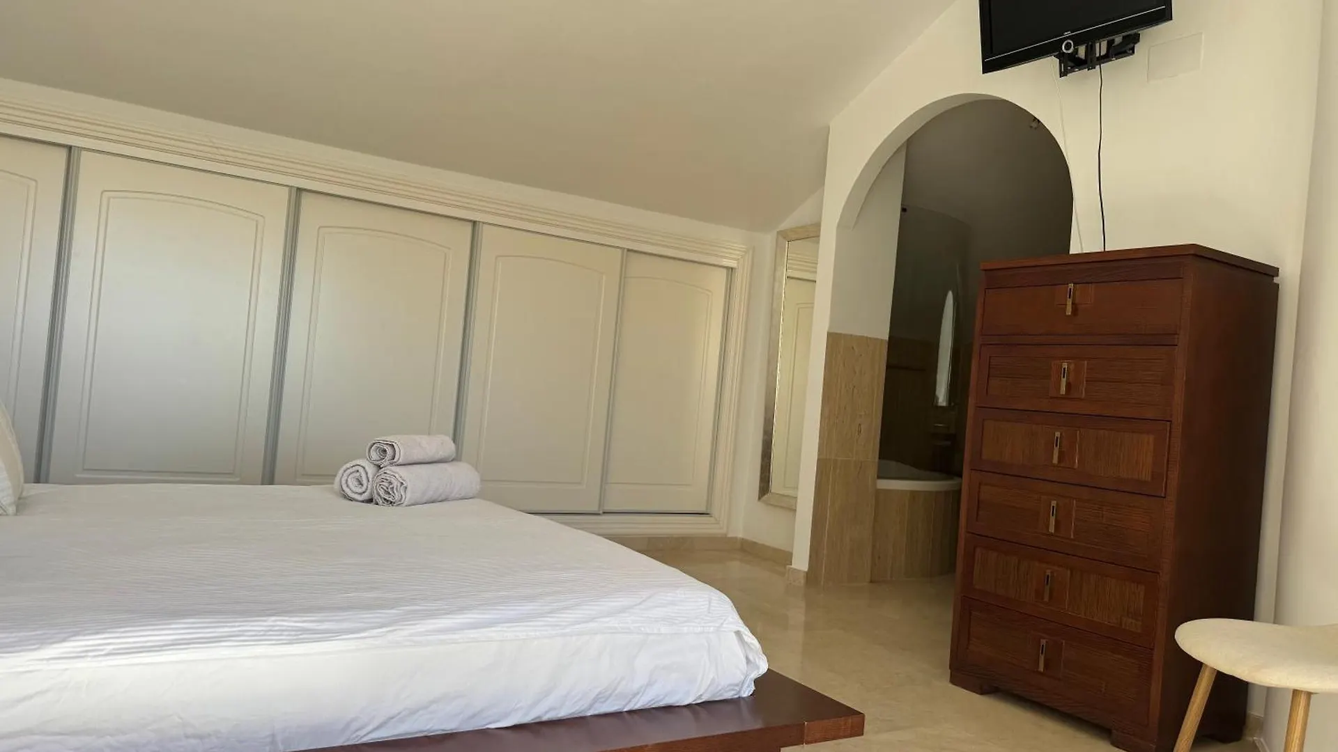 Piso-Lechuza Elviria Marbella 2 Bedroom Penthouse-Maisonette Apartment In Elviria-Marbella- Urb Los Jardines De Santa Maria Golf
